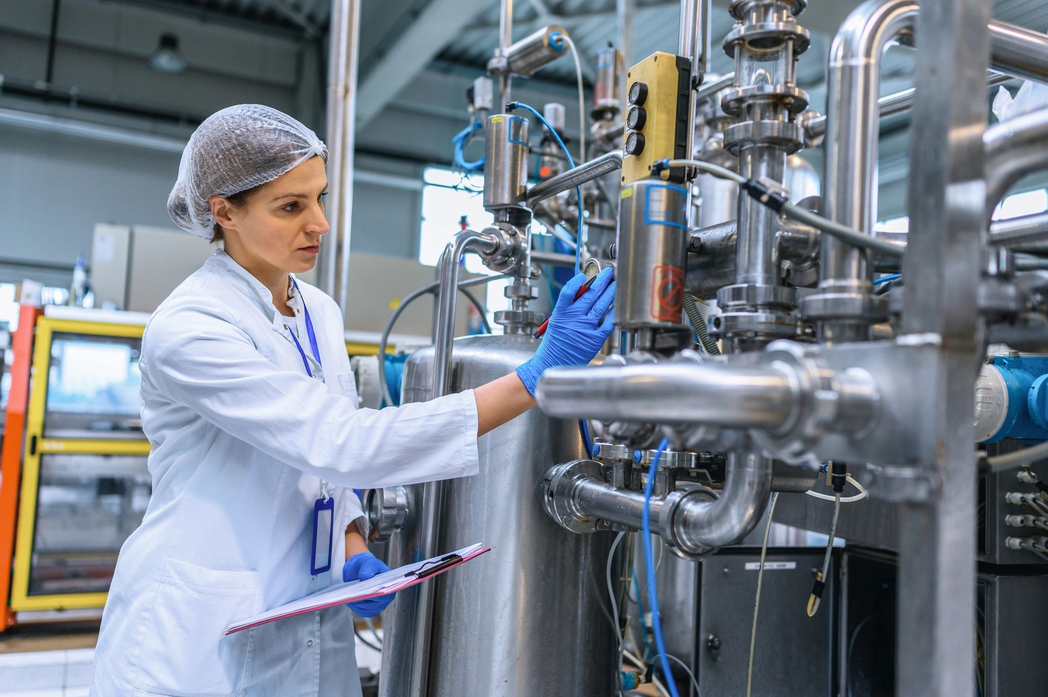 技术工程师调试食品加工机械